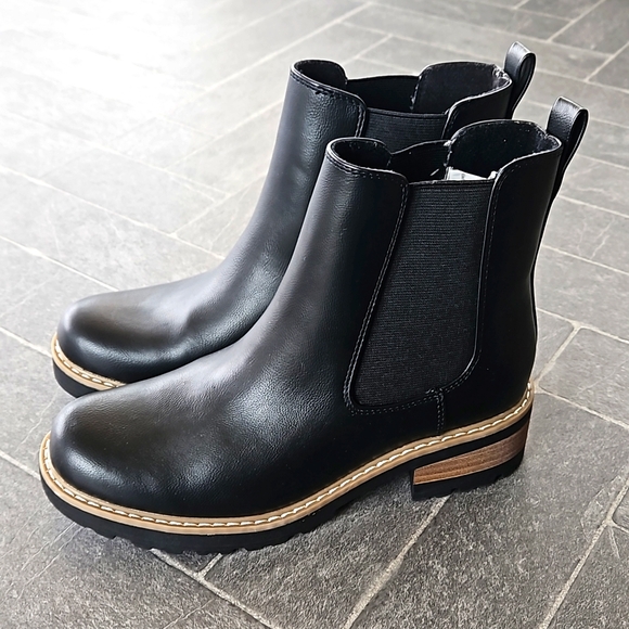 Universal Thread Shoes - NWOT! Women's Universal Thread Celina Chelsea Boots Black Size 7